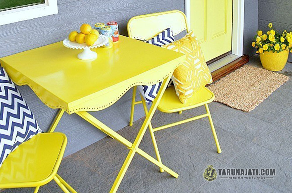 Teras Rumah dengan Sentuhan Warna Lemon