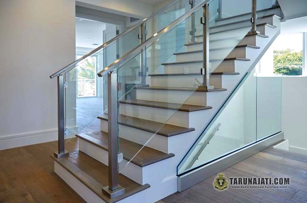 Tangga Terbuka dengan Railing Minimalis